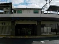 横川駅北口。左側に写る店舗が横川新宿商店街（Taisyoさん撮影、Wikipedia日本語版より）