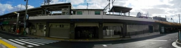 横川駅北口。左側に写る店舗が横川新宿商店街（Taisyoさん撮影、Wikipedia日本語版より）