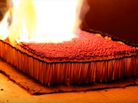 文字通りの大炎上。6000本のマッチでドミノ的火の連鎖を作り上げた炎上動画