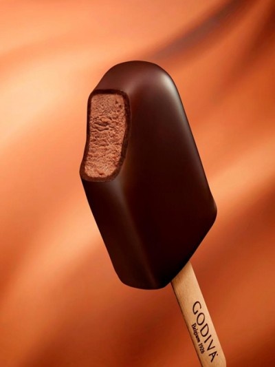 ゴディバ、ミルクチョコレートアイスをダークチョコに閉じ込めた大人向けアイスバー発売