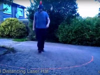 この輪の中は危険ゾーン。ソーシャル ディスタンスが一目でわかるレーザーヘルメットを制作した男性