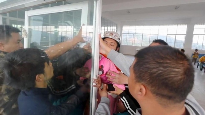 首を挟むいじめ