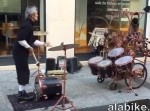 【凄い】３本のスティックを使ったドラムパフォーマンスに目が釘ヅケ！
