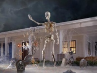 3.5メートルの巨大ガイコツがハロウィン用に販売されている件。動くものを追って光る目玉付き（アメリカ）