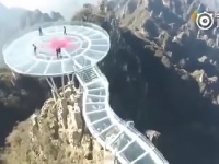 高さ457メートル！中国の山の上に建設されたガラス張りの展望台【映像】