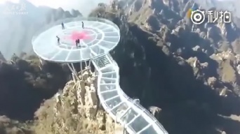高さ457メートル！中国の山の上に建設されたガラス張りの展望台【映像】