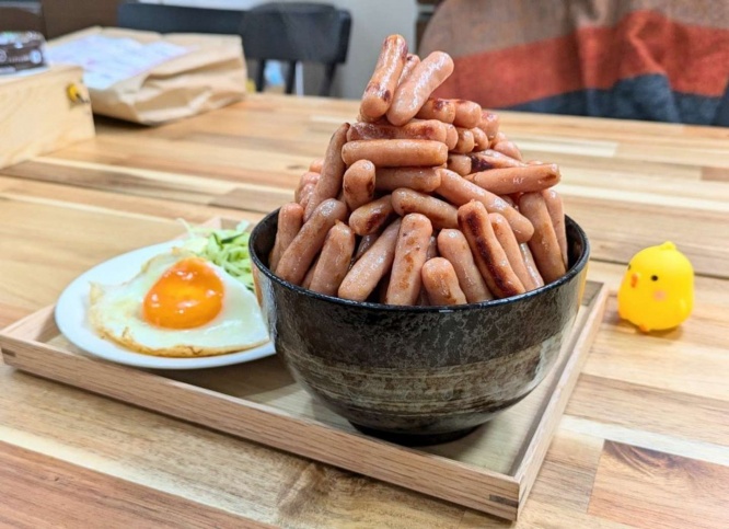 「理想の朝ごはん」ことポークビッツ丼