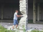 一歩間違えたら下敷き…　建物を自力で解体するロシア少年がヤバい！