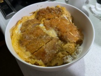 今すぐファミマに走りたくなる　ファミチキと卵で作った「カツとじ」がシンプルに超うまそう