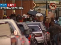 暴動からの略奪。キャパを越えて物を盗みまくる世紀末的風景（南アフリカ）