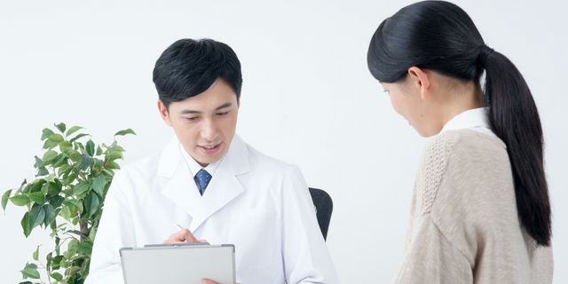 心療内科を受診する女性
