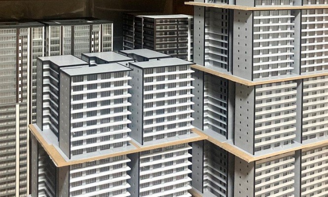 押し入れの中に広がる大都会　26歳模型作家の自宅が凄すぎて話題に「未来都市みたい」「不動産王！」