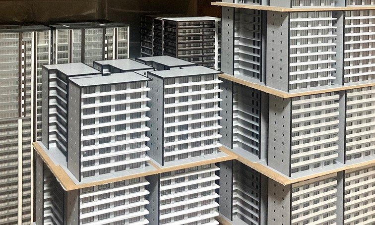 押し入れの中に広がる大都会　26歳模型作家の自宅が凄すぎて話題に「未来都市みたい」「不動産王！」