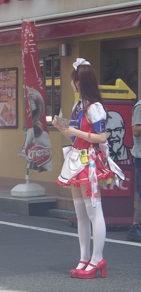 街角のメイドさんは00年代から定着した（Laika acさん撮影、Wikimedia Commonsより）
