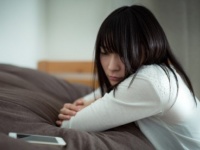 マジで暗すぎ……「友達が少なそうな人」の特徴6つ