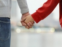 好きな女性と手をつないでいるときに、男性が気になってしまうこと6つ