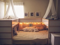 IKEAのベッドをリメイク！家族みんなで眠れる、7人用巨大ベッドを作ってみた