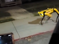 犬っぽいけど犬じゃない！偶然ばったり犬型ロボット「スポット」に遭遇した人の反応