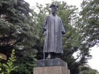 大隈先生も呆れ顔？（Dick Thomas Johnsonさん撮影、Flickrより）