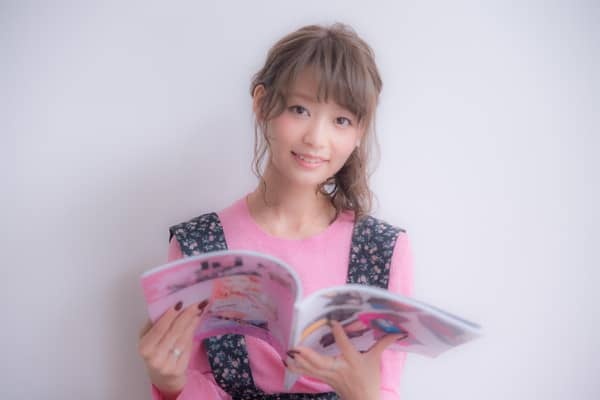 一目で「この子、いいかも」と思わせる！トップス選びは首元が大事