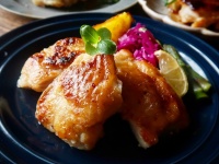 炭酸水につけるだけで鳥むね肉がジュワっとジューシーに！炭酸チキンガーリックソテーの作り方【ネトメシ】