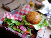 勘違いするじゃんっ……！　ランチに誘う男性心理とは？