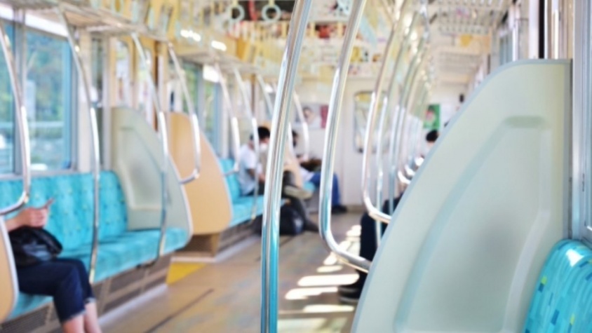 「通勤電車で立っていた20代の私。座った人が網棚に置いた荷物を確認していたら...」(東京都・40代女性)