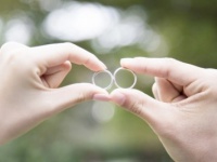 男性に聞いた！　独身女性が「右手薬指に指輪」ってアリ？　ナシ？