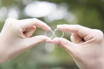 男性に聞いた！　独身女性が「右手薬指に指輪」ってアリ？　ナシ？