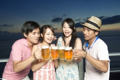 隣のグループに……！　「夏の出会い」の理想的なシチュエーション9