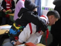 6年間、歩くことのできない病を抱えた同級生を背負い、学校に通い続けた小学生（中国）