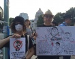 筆者が国会前デモしたときの様子（左が著者、右が中国人風刺漫画家の変態唐辛子さん）