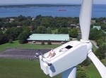 おっさん、そこで何してるんすか！　風力発電機で昼寝しちゃってた