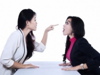 女の敵は女!?　彼氏の浮気相手に慰謝料を請求するならいくら？