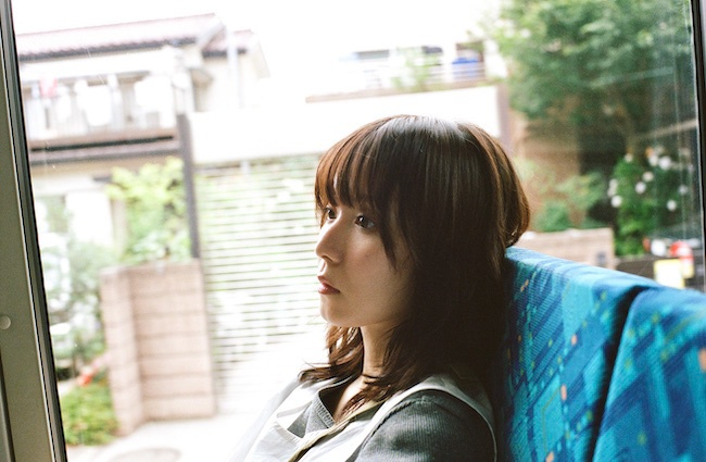 『最高の教師』出演中の松岡茉優　デビュー20周年を記念した初著書『ほんまつ』11/17発売決定！　友人の仲野太賀が撮影した表紙公開！！