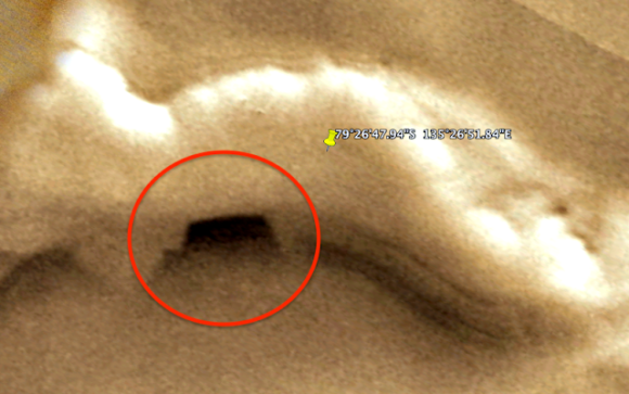 もし火星に人類が到達したら是非調査してほしい場所。Google Marsで発見された奇妙な地下基地への入り口