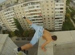 【閲覧注意】屋上で逆立ちをする命知らずの男…