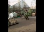 ただのアホ。笑　クリスマスツリーを包装する器具に人間ごと突っ込んだら…！