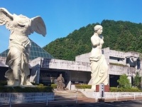三重県だから、ゆっくり鑑賞できるんです　本物から直接型取りした「ミロのビーナス」「サモトラケのニケ」...津市「ルーブル彫刻美術館」が面白い！
