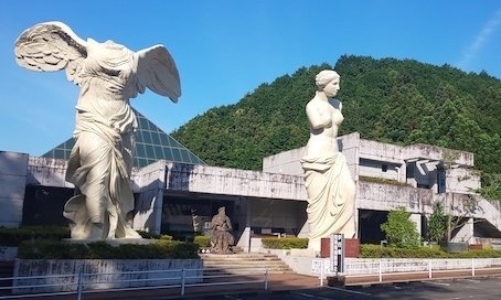 三重県だから、ゆっくり鑑賞できるんです　本物から直接型取りした「ミロのビーナス」「サモトラケのニケ」...津市「ルーブル彫刻美術館」が面白い！