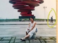 運命を信じたくなる。十数年前に観光地で撮影した記念写真には、その後恋に落ち結婚した相手の姿が写っていた