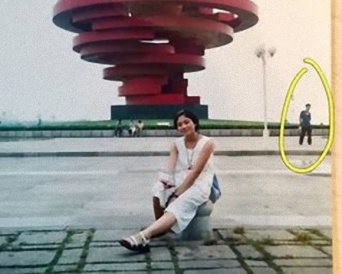 運命を信じたくなる。十数年前に観光地で撮影した記念写真には、その後恋に落ち結婚した相手の姿が写っていた