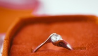 なぜ婚約指輪はダイヤが多いの？ 彼女に話せる「指輪にまつわる豆知識」
