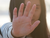 避けられてる……？　女性が「嫌いな人を避ける」心理