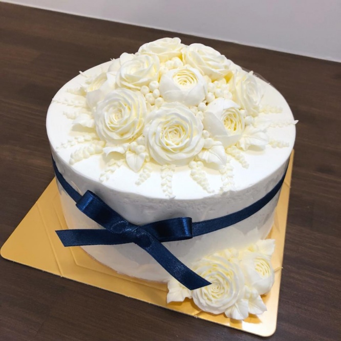 紺のリボンが映える（画像はcakeworks kinpika提供）
