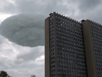 黙示録かな？高層マンションの上をぐるぐると渦巻きながら通過するUFO型の巨大な雲がロシアに出現