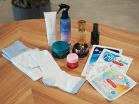 忙しい夏は睡眠時間を賢く使う！　アラサー女子二人が選ぶ、タイパ重視の“寝ながら美容”グッズ