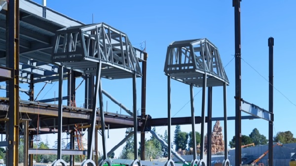 米ディズニー・ワールド、建設中の「スター・ウォーズ・ランド」内部をチラ見せ！