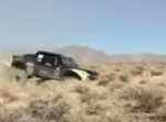 何が起きた！？　砂地を走っていた車が突然消えてしまう！