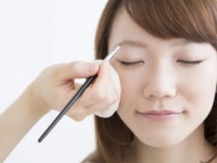 男性が見ているのは○○！　「顔が古くさいな」と思う女子がしているイマイチメイク10